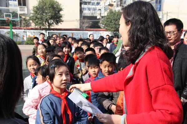 郑州小学爆料事件最新情况,真相逐步浮出水面，家长教师矛盾再引关注